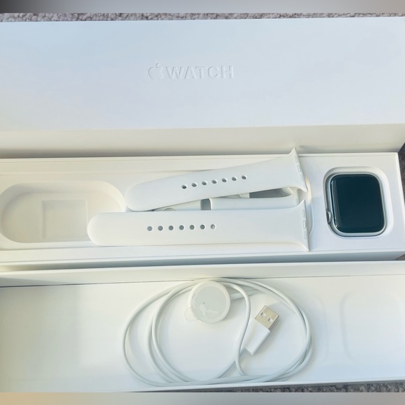 *NEW CONDITION* Apple Watch 5 Series with cellular service capabilities and GPS - Picture 1 of 9